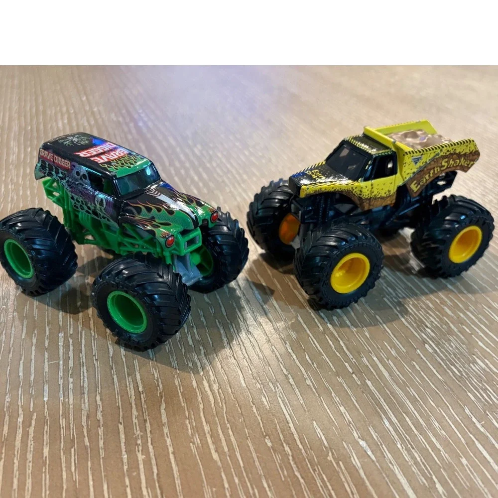 Monster Jam Grave Digger & EarthShaker 1:64 Die‎ Cast Monster Truck Lot 2